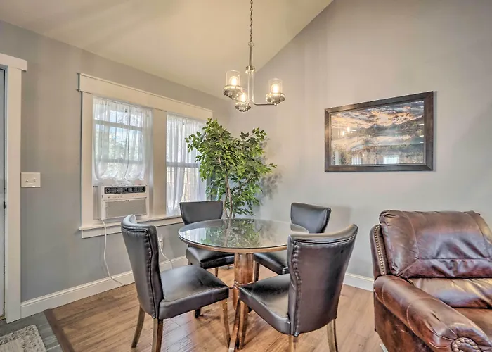 Charming ~ 1 Mi To Downtown! Holiday home